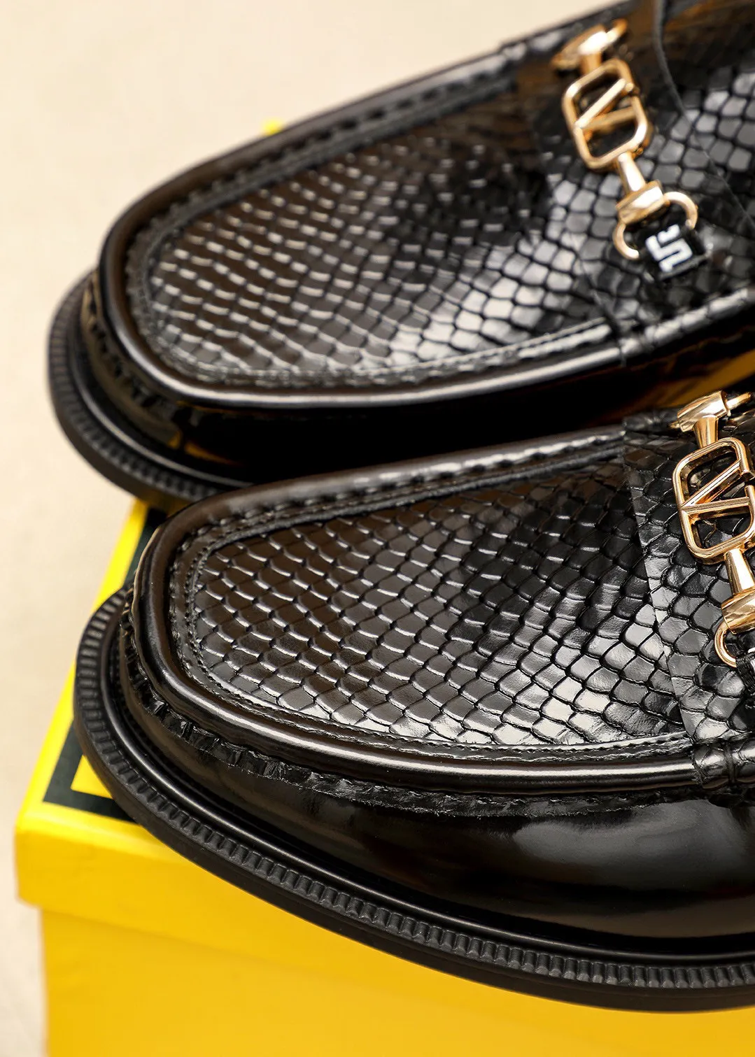 Men's shoes 💰460 💐 Product trademark: FENDI [Fendi] casual leather shoes Regular size: 38-44 (45🉑️customized) Product materials: Selected imported first-layer calfskin embossed upper + luxury hardware buckle, imported cow 🐂 lining. Strong three-dimensional visual effect, rubber outsole Color: 1⃣️color optional